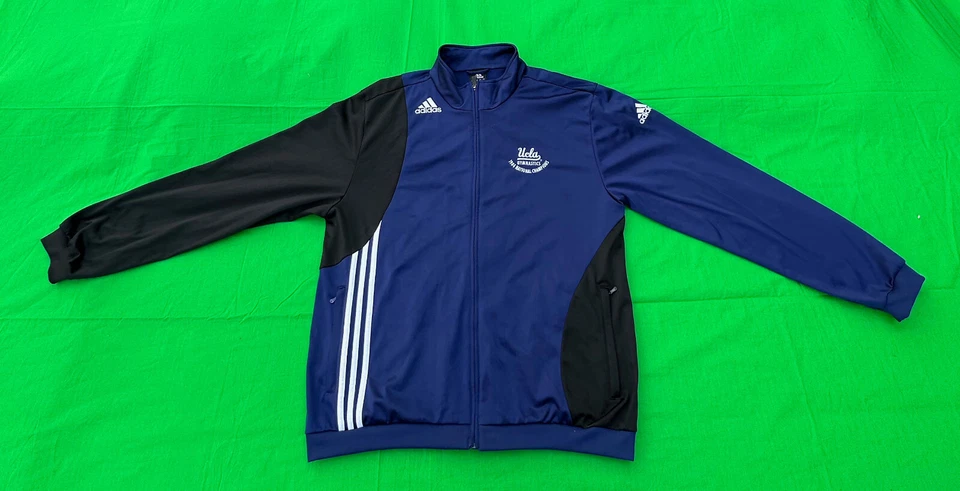 Chaqueta Adidas NCAA UCLA Gimnasia 1984 Campeones Nacionales Para Hombre Cremallera Completa Talla XL. Foto 2 de 4