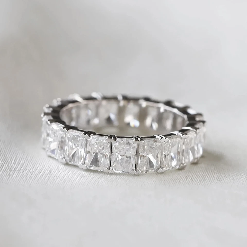 Alianza de boda de eternidad completa de diamantes cultivados en laboratorio VS de corte radiante de 3 quilates de oro blanco de 14 k Foto 3 de 4