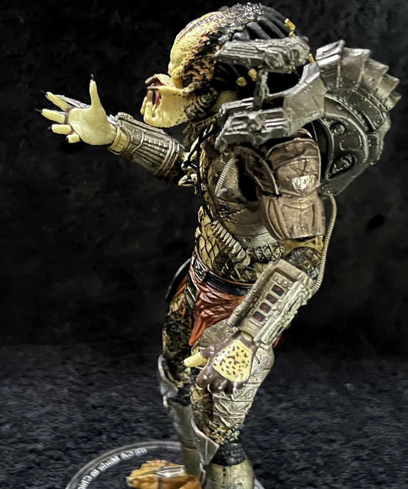 JUNGLE HUNTER PREDATOR w/SKULL • NECA PREDATOR SERIES - Image 4 of 4