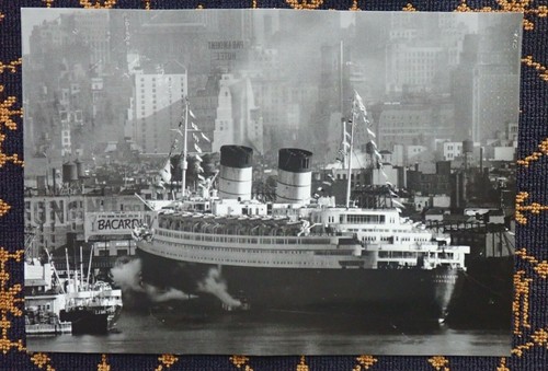 CUNARD LINE~R.M.S. "QUEEN ELIZABETH" in NEW YORK HARBOUR~ - Foto 1 di 3