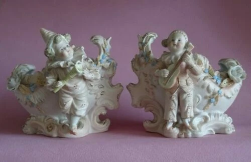 Sculptures et statues du XIXe siècle et avant signés en porcelaine