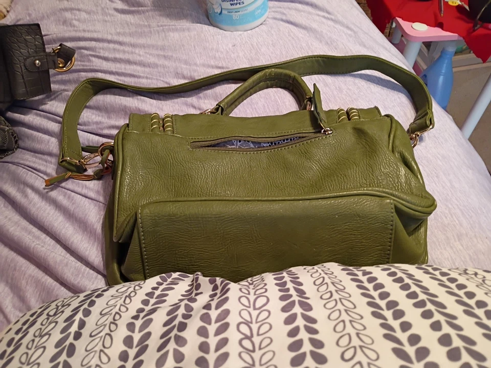 Bolso de mano de cuero verde oliva con detalles de borla Foto 2 de 4