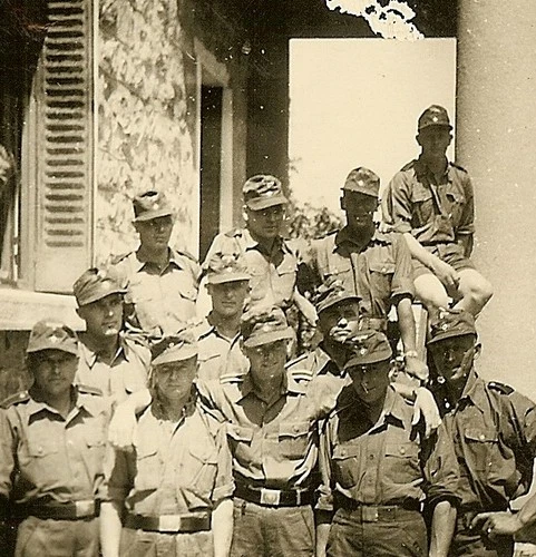 TERRIFIC! Wehrmacht Soldiers in Tropical Kit Posed by Building; SÜDFRONT!!!