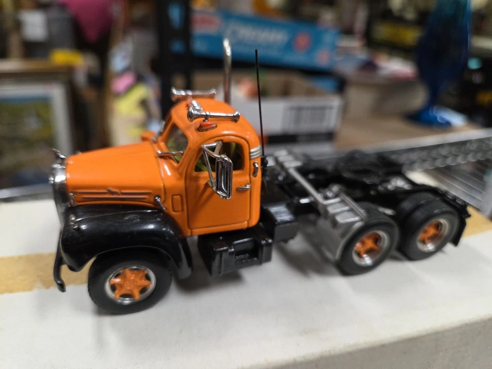 Matchbox Collectibles, escala 1:50, camión tractor Mack B-61 1956, Foto 2 de 4