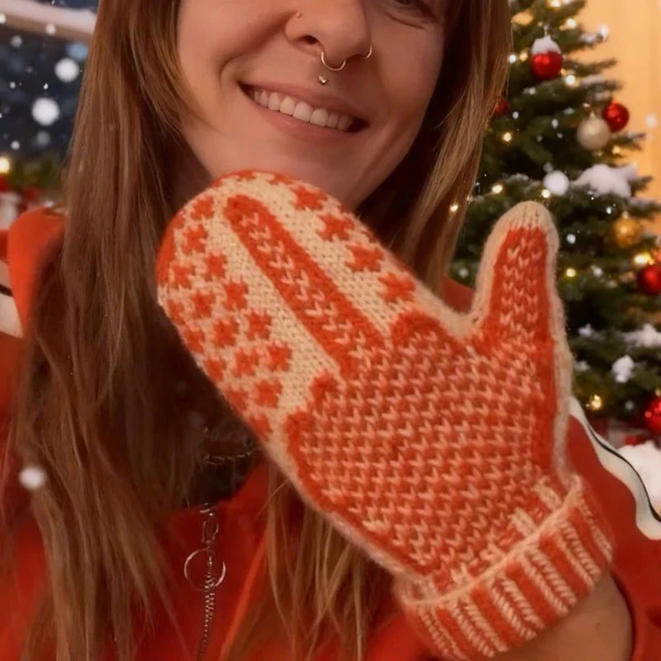 The Naughty List Mittens | Acogedor tejido con una actitud oculta Foto 2 de 4