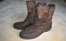 Ugg Simmens Brown Boots  Womens estimate size 8 to 8.5  Shearling Ankle Calf