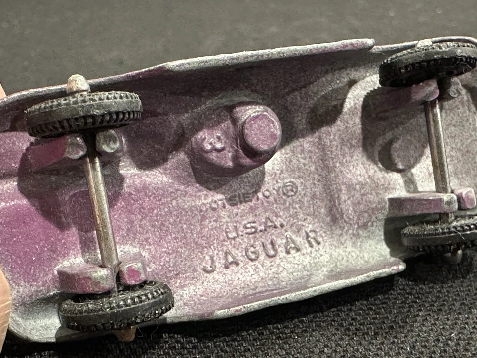 Coche Jaguar Tootsie Toy púrpura Foto 3 de 3