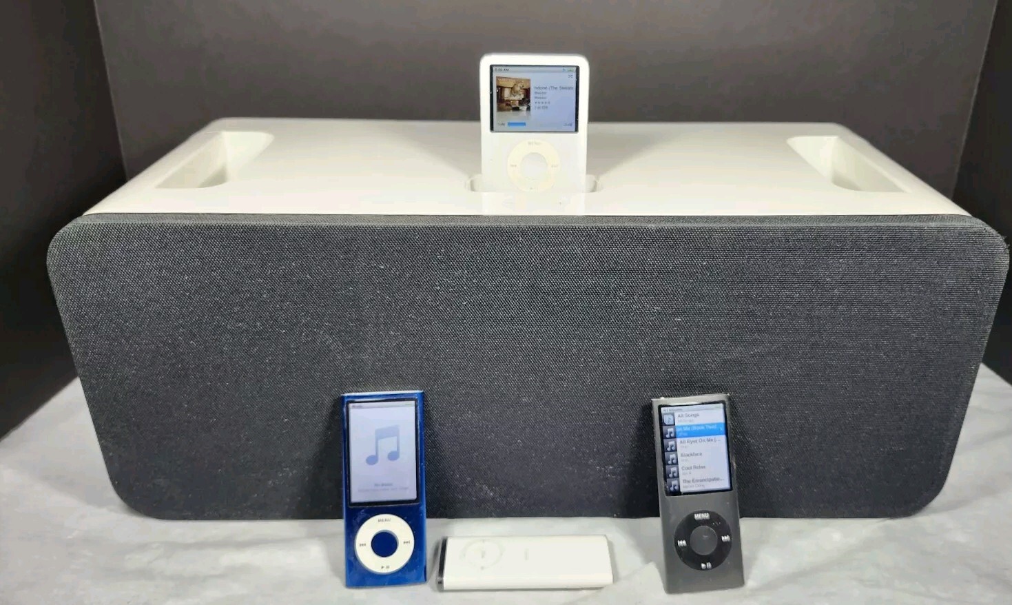 Apple iPod HiFi A1121 Dock Speaker + Control iPod A1320 8gb A1236 4gb