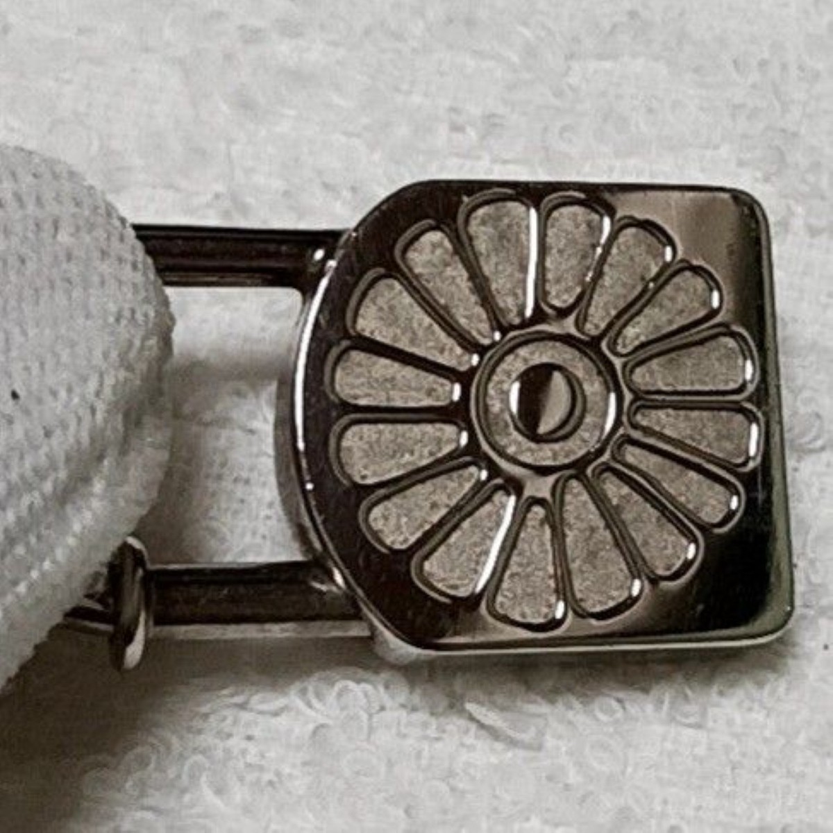 ◇エルメス◇新品仕上済 カデナ サンフラワー ひまわり 太陽 1994 チャーム HERMES Cadena Sunflower 1994 Charm Silver 25g 3.6x2.1cm Vintage