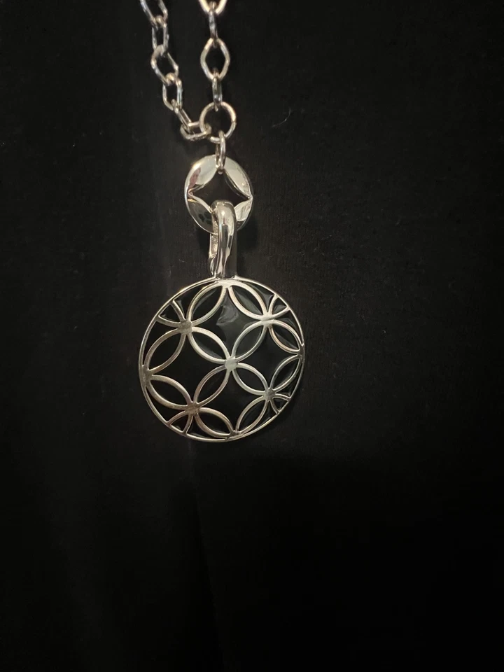 Collar Reversible Piedra Redonda Tono Plata NUEVO Colgante Se Puede Quitar Para Cambiar Foto 4 de 4