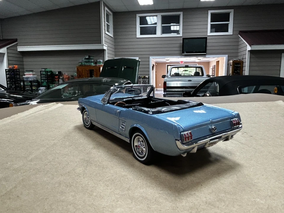 Danbury Mint 1966 Ford Mustang Convertible Limited Edition #123 Model 1:24 Scale - Image 4 of 4