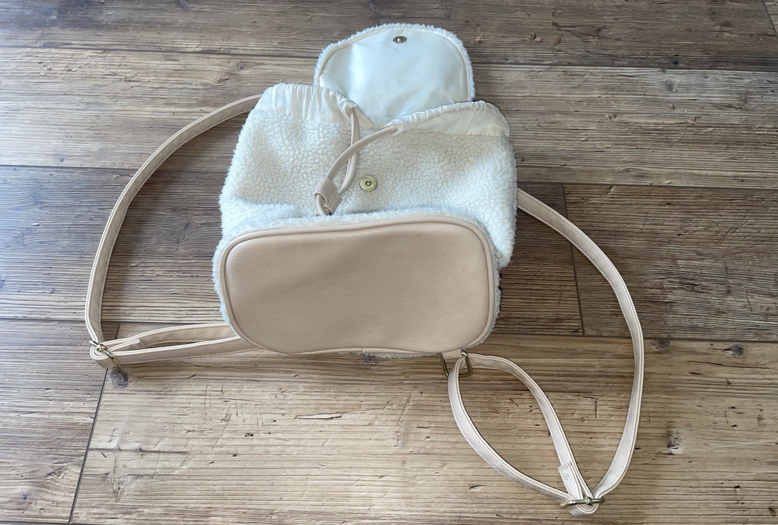 Off White/tan Mini Sherpa Back Pack. — image 7