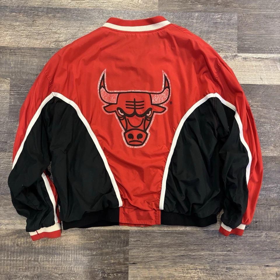 Chaqueta Roja Vintage Años 90 Chicago Bulls Campeón Calentamiento Rompevientos NBA MJ XXL/XL Foto 3 de 4