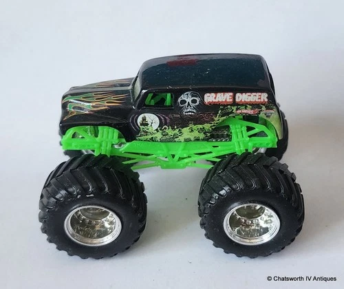 Vintage 2000s Mattel Hot Wheels Monster Jam 1:64 Grave Digger Truck *Free Ship*