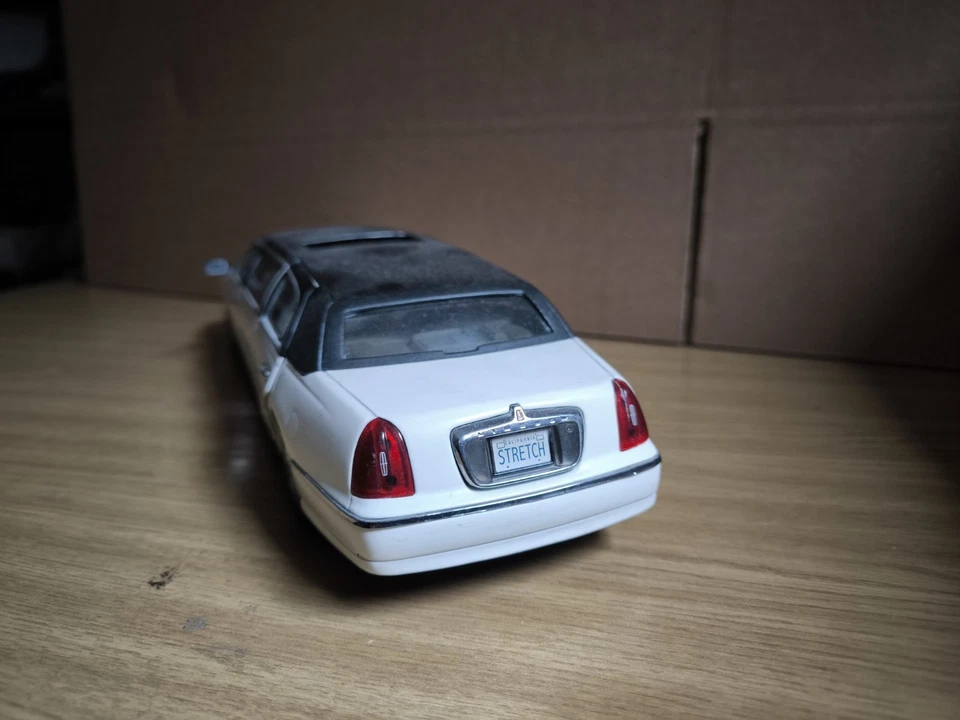 1/18 Lincoln Town Car Limousine 1999 Sun Star - Immagine 4 di 4