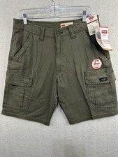 NWT Wrangler Relaxed Fit Cargo Shorts Men  s 32 Green Hits At The Knee