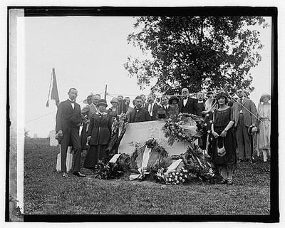 Photo:Lt Sam'l J Harris monument group photo July 20 1922