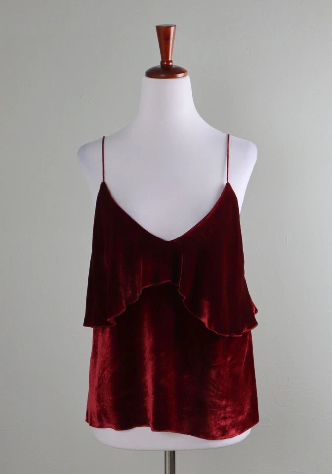Camiseta sin mangas ALICE + OLIVIA $235 terciopelo rojo liso con volantes Vanessa Cami talla mediana Foto 3 de 4