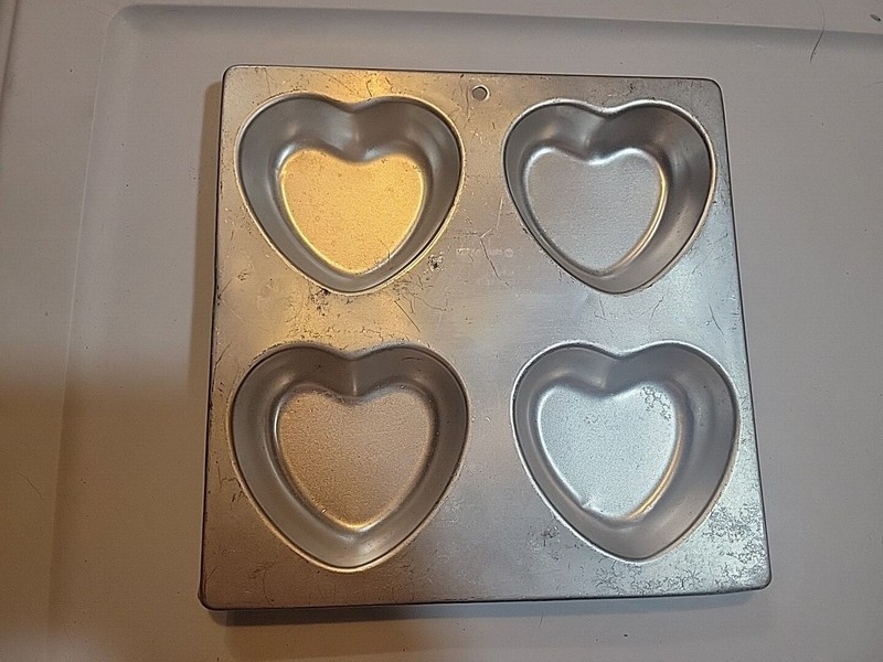 Wilton 123 Little Hearts Petites 4 Cavity Cake Pan #2105-9429
