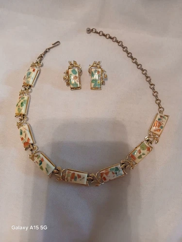 VINTAGE COSTUME JEWELRY EARRINGS CLIP ON AND NECKLACE SET