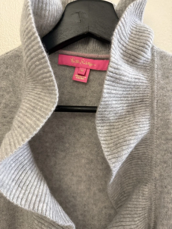 Cárdigan Lilly Pulitzer 100 % gris cachemir con volantes frente abierto talla M Foto 3 de 4