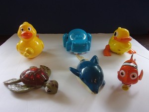 6 bathtub toys 2 ducks 1 turtle 1 hippo 1 dauphin 1 nemo fish all swim / move