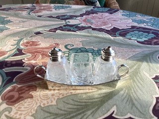 Art Deco.Zierliche antike Menage. Sterling Silber und Kristallglas