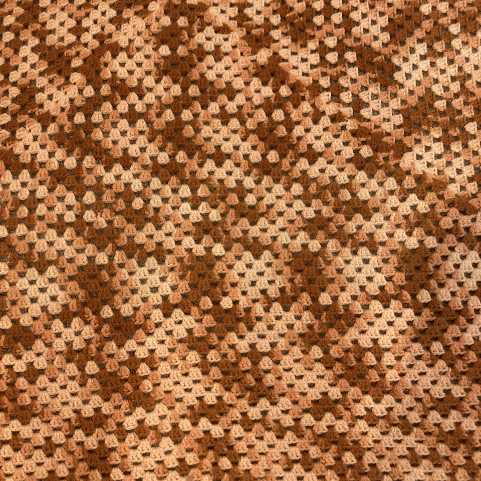 "Manta/tiro vintage de ganchillo años 60 hecha a mano marrón tostado 64"" X 63"" abuela afgana" Foto 3 de 4