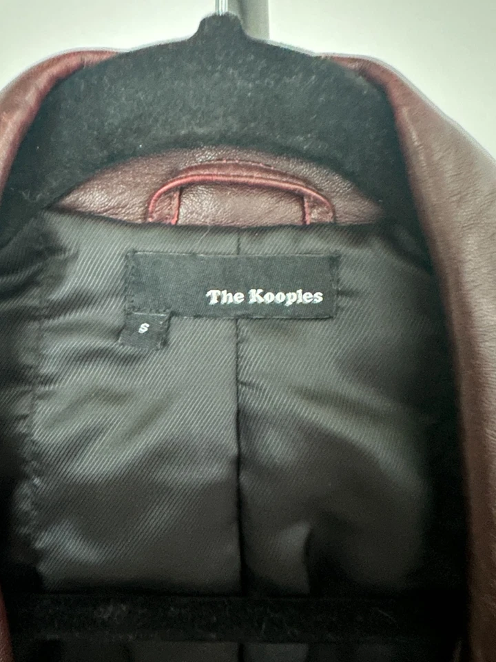 Chaqueta de cuero pequeña The Kooples para hombre motocicleta borgoña Foto 3 de 4