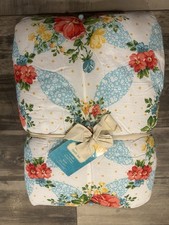 The Pioneer Woman Knotted Pintuck Design Vintage Floral Quilt, King Size 2 Shams