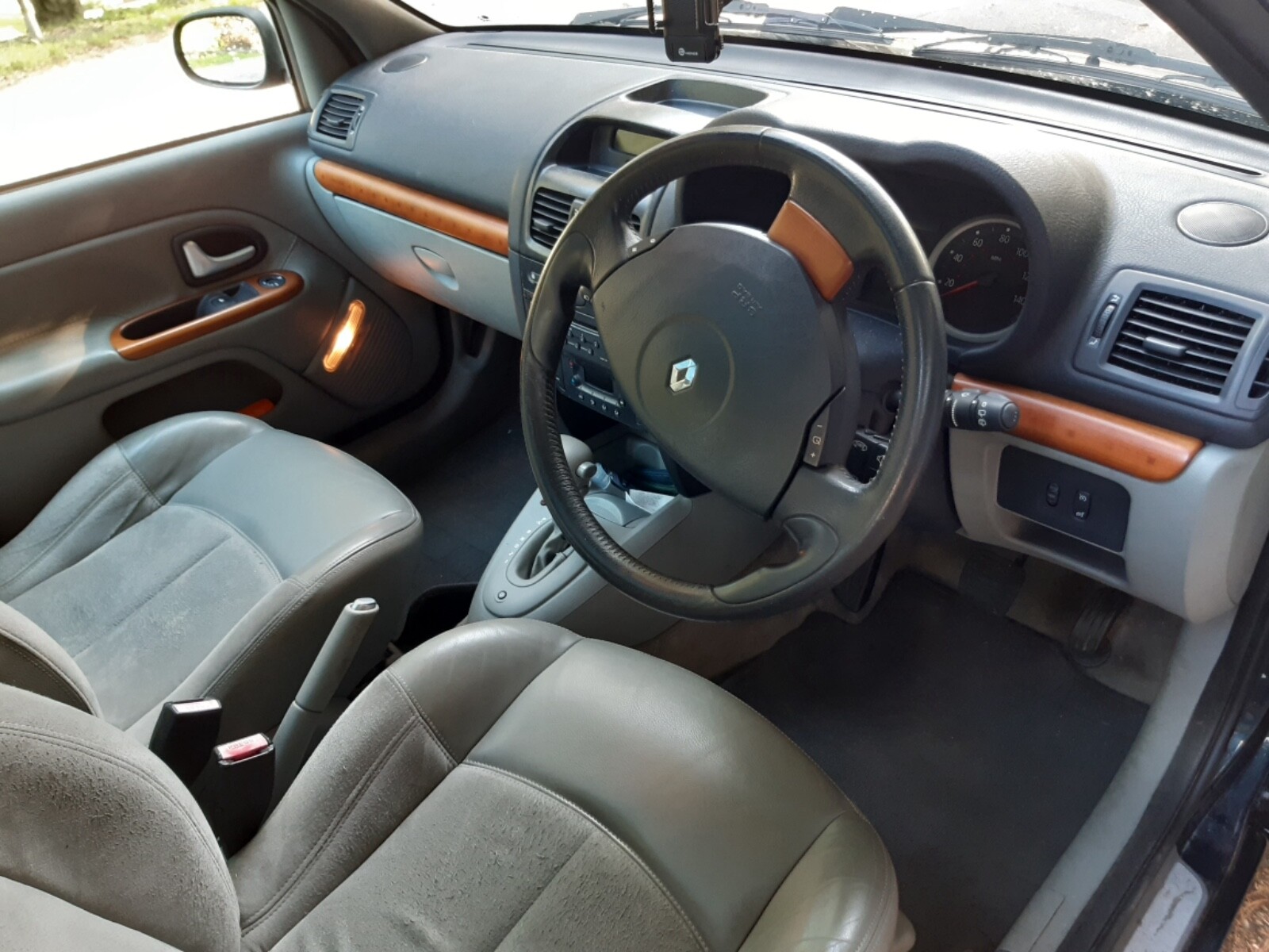 Image 12 - Renault Clio Initiale 16V Automatic