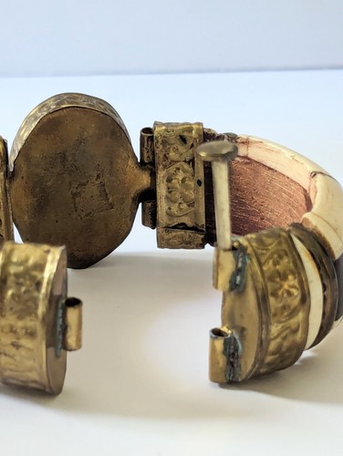 Tara Mesa ? Ivory Color Bone Brass Bangle Bracelet w/ Center Stone Estate 7" - Picture 5 of 13