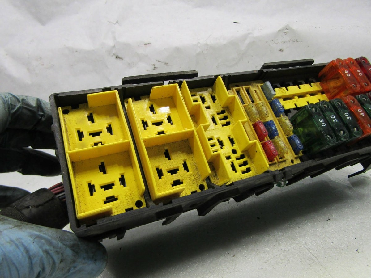 Jeep Cherokee XJ 84-01 facelift 2.5 engine relay fuse box