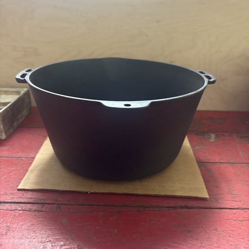Lodge # 8 Crescent Moon Base Cast Iron 1930’s Dutch Oven RARE
