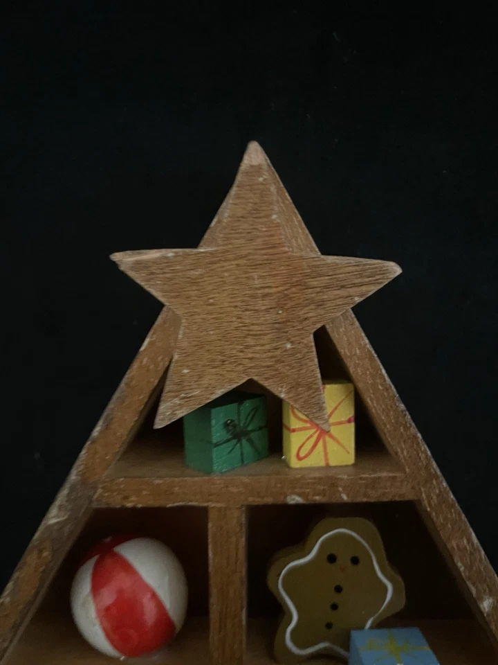 Caja de sombra de madera miniatura vintage con juguetes adorno en forma de árbol de Navidad Foto 4 de 4