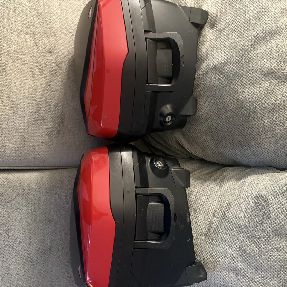 Alforjas laterales de equipaje Ducati usadas rojas Multistrada V4 Foto 4 de 4