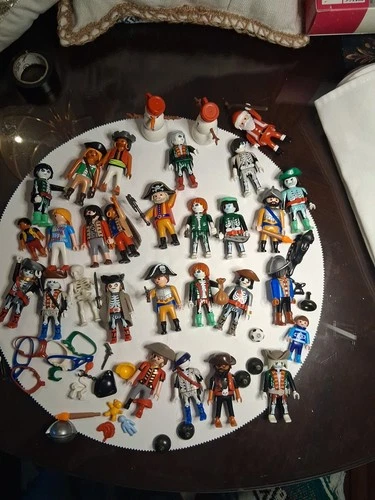 PLAYMOBIL VINTAGE PIRATE FIGURES/ MISC - HATS - WEAPONS  LOT OF  30 +
