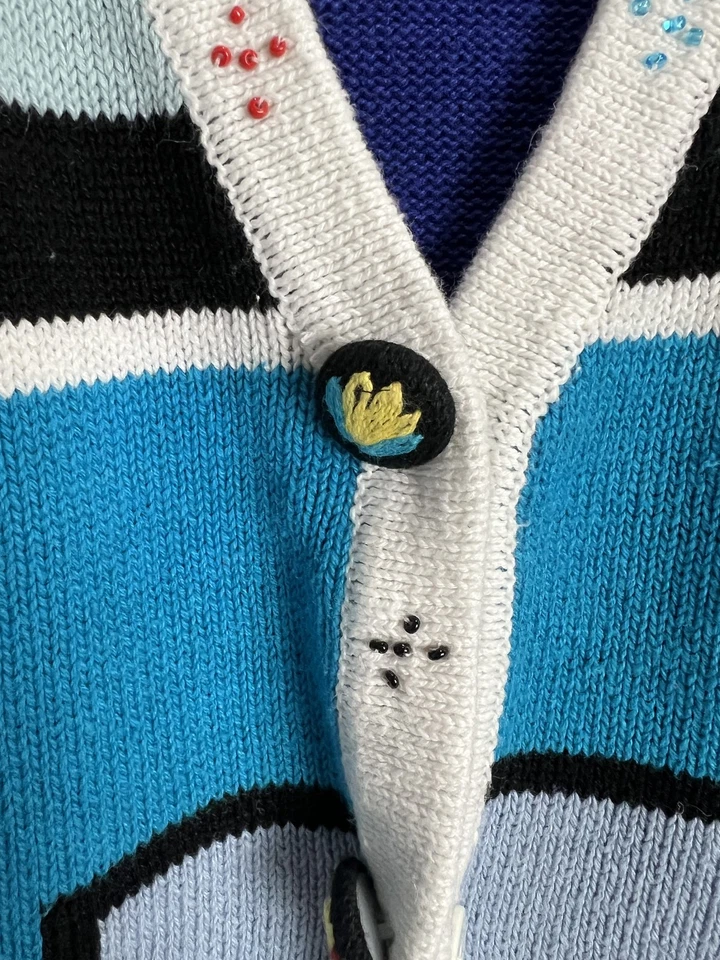 Suéter de punto Storybook para mujer grande azul suroeste cárdigan bordado con botones Foto 3 de 4