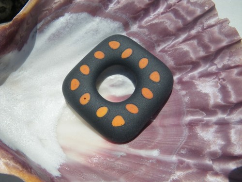 Bicchiere da mare, quadrato nero con macchie arancioni - Foto 5 di 6