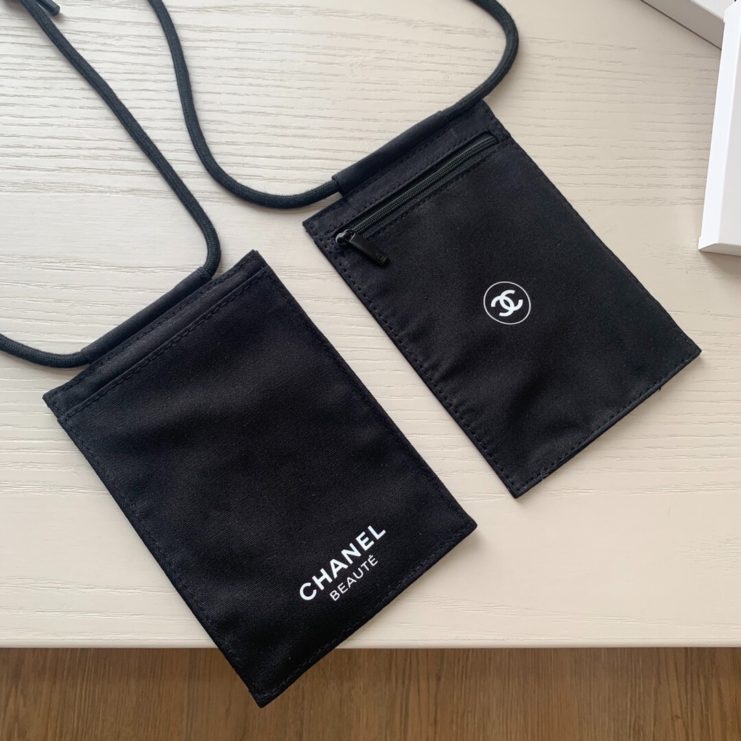 CHANEL BEAUTE ブラックポーチ［箱付き］Dカン付き シャネル ノベルティ セカンドバッグ 大型ポーチ 2022 正面