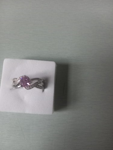 Bague marquise en or gris 18K (750°/00) sertie griffes d'un saphir de taille navette dans un