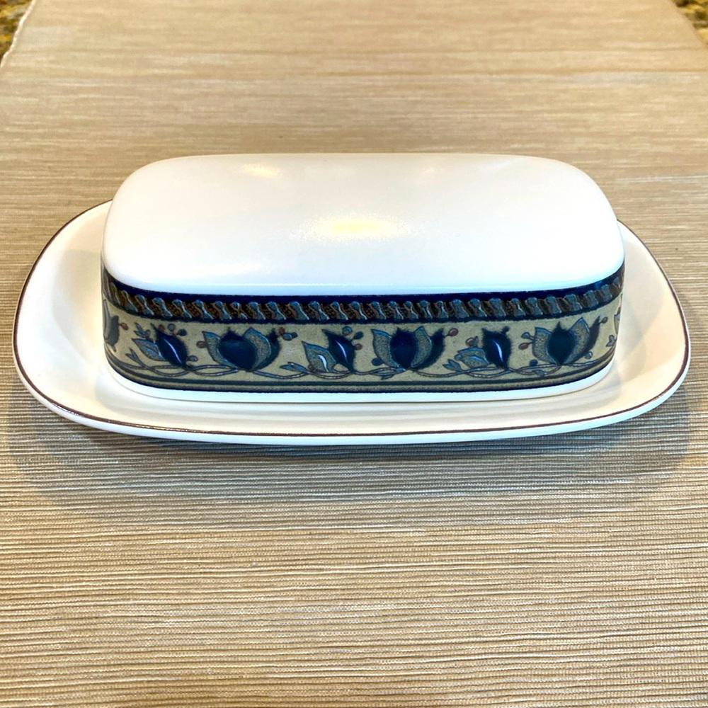 Mikasa Intaglio Arabella butter dish with plate. Stoneware.