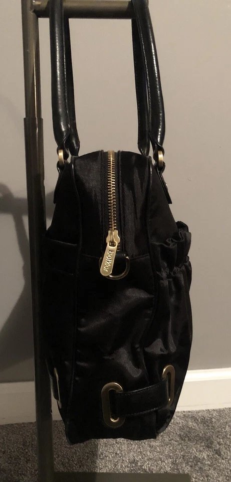 Bolso de mano Botkier negro satinado con volantes con herrajes dorados Foto 4 de 4