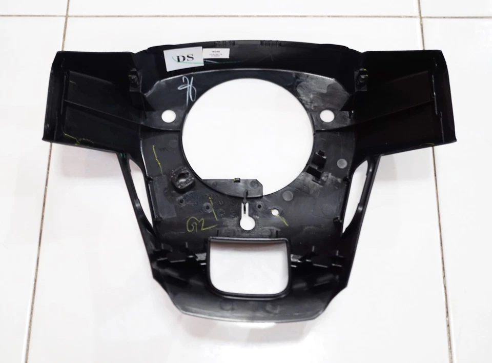 TOYOTA HILUX FORTUNER 2015-18 STEERING WHEEL BLACK  BASE COUPE BACK TRIM COVER - Imagem 2 de 4
