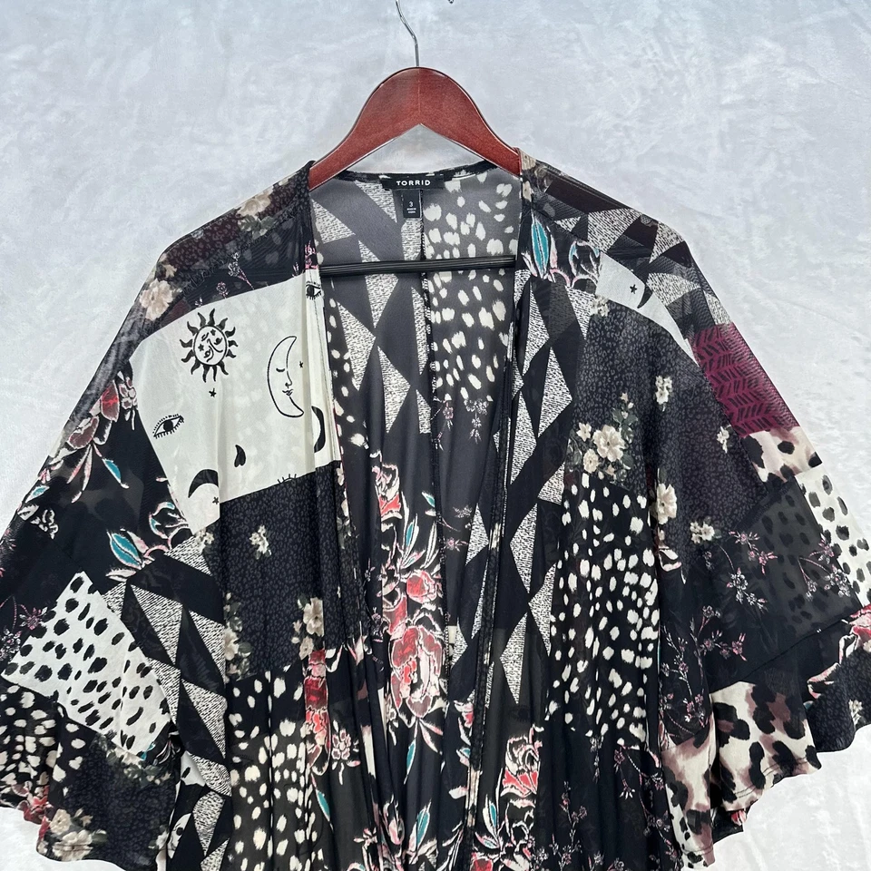 Kimono espanador torrido feminino 3X preto malha transparente patchwork celestial frente aberta - Imagem 2 de 4