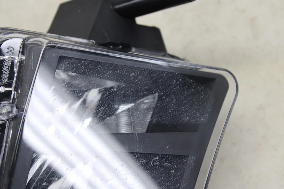 Faro antiniebla delantero izquierdo Volkswagen GTI 2018-2021 5GM941699B OEM NB12 Foto 2 de 4