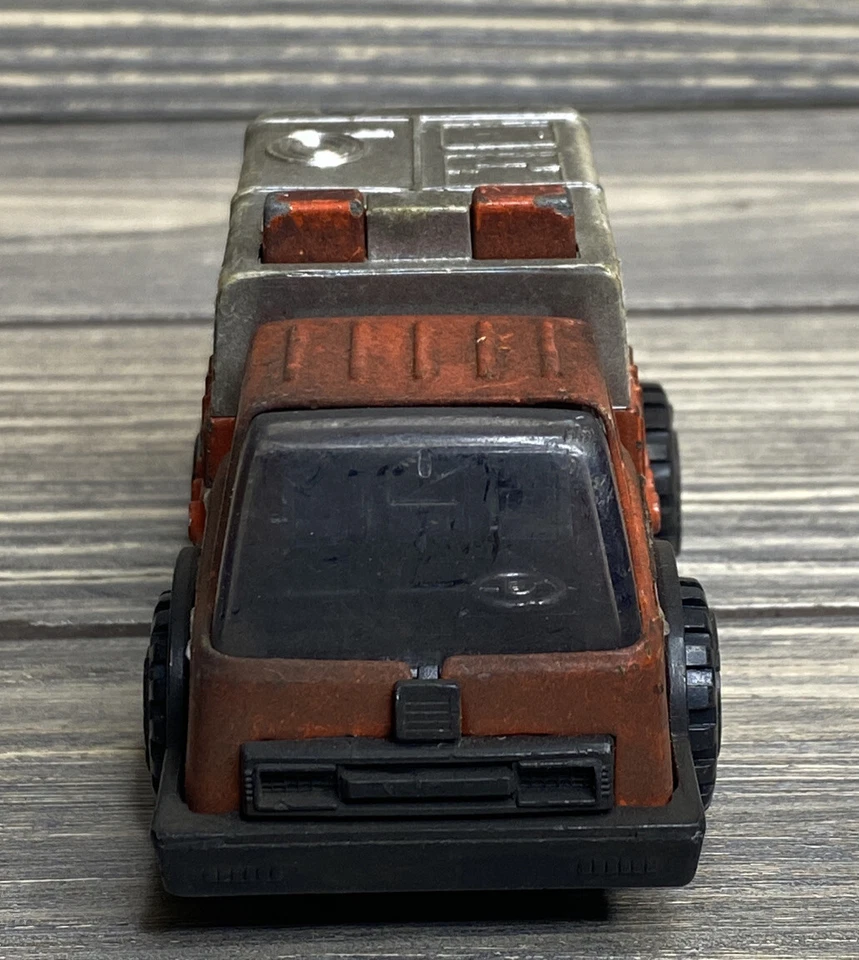 Camión de Bomberos Tonka de Colección Rojo Metal Blanco Tapa Ruedas Negras Puerta Trasera Foto 2 de 4