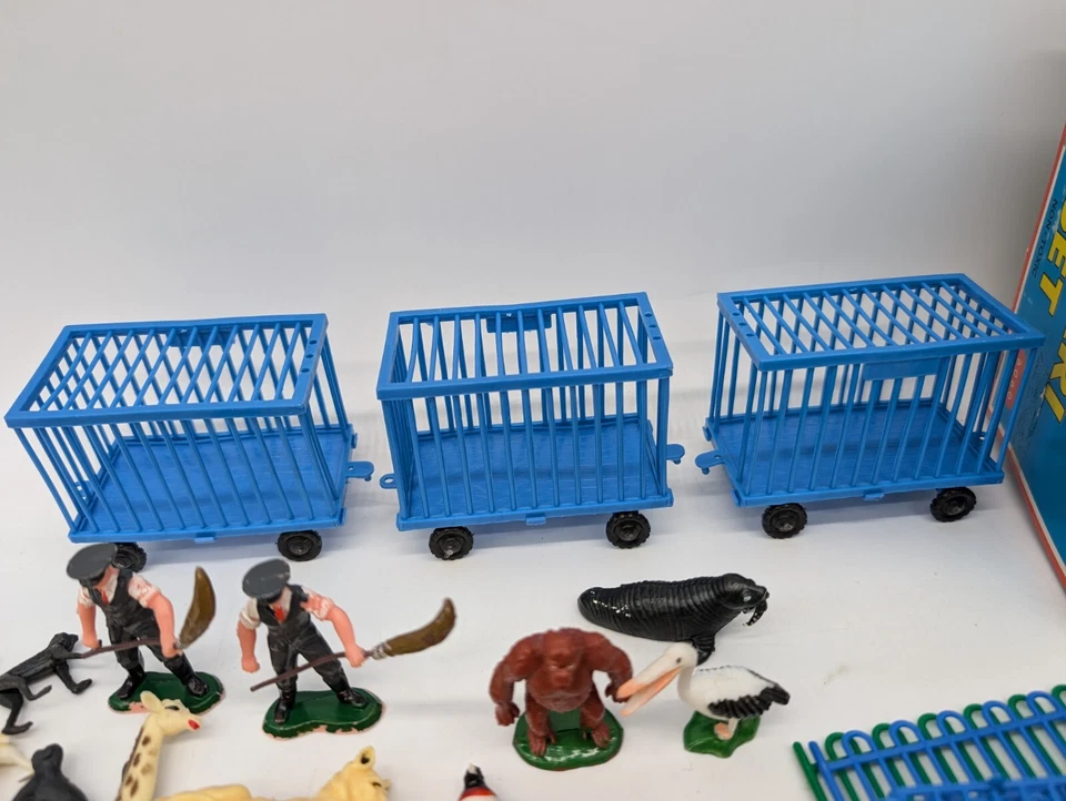 BLUE BOX Safari Set - Vintage With Box Incomplete Missing Truck & Other Pieces  - Image 4 of 4