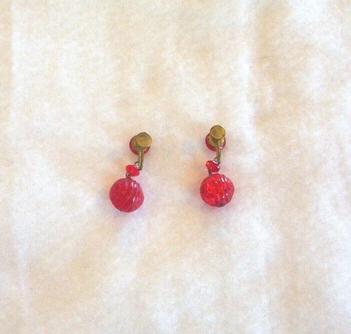 Pendientes colgantes retro vintage con cuentas de vidrio en espiral talladas en rojo - Imagen 2 de 3