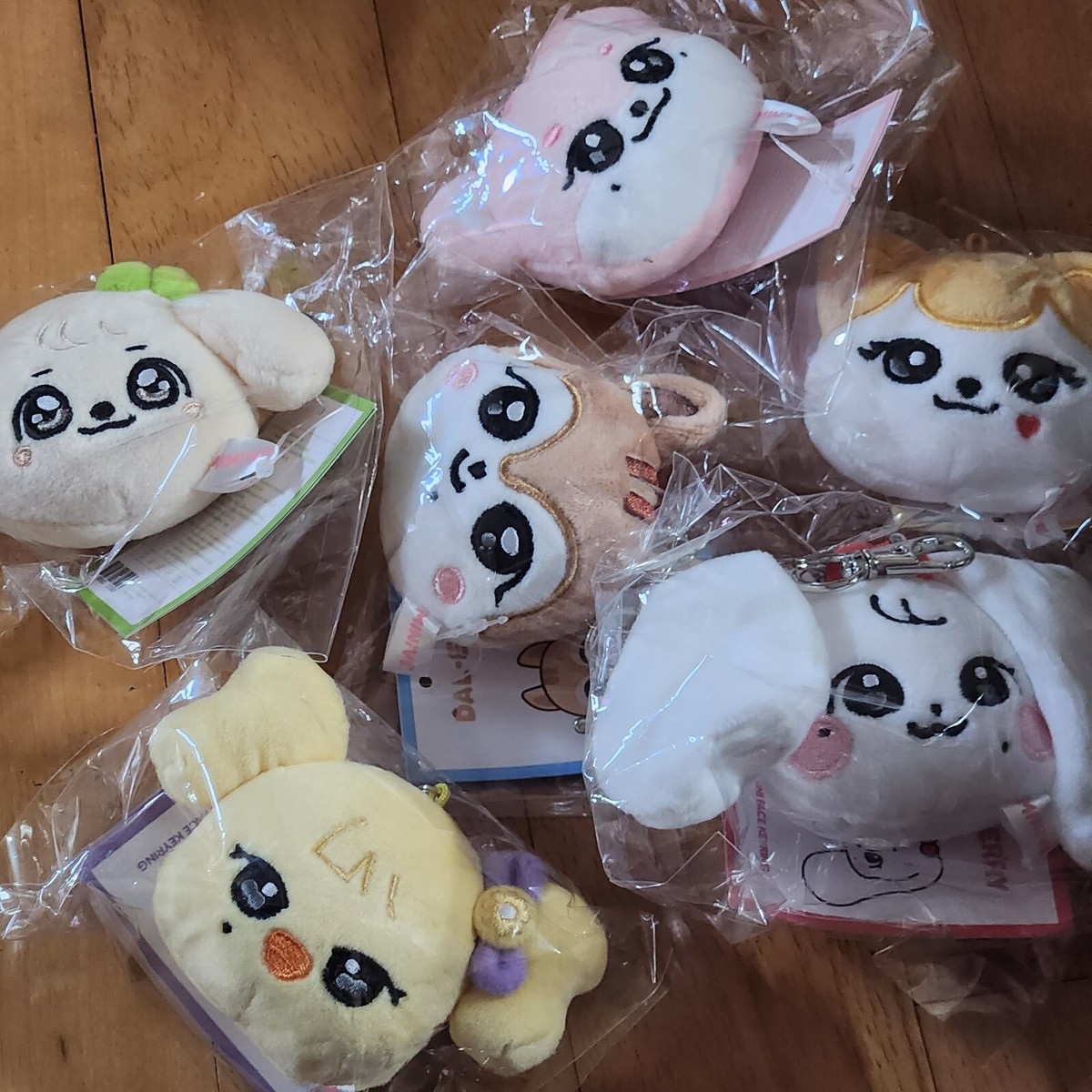 IVE x MINIVE MINI FACE KEYRING POP-UP STORE 'MINIVE PARK' official